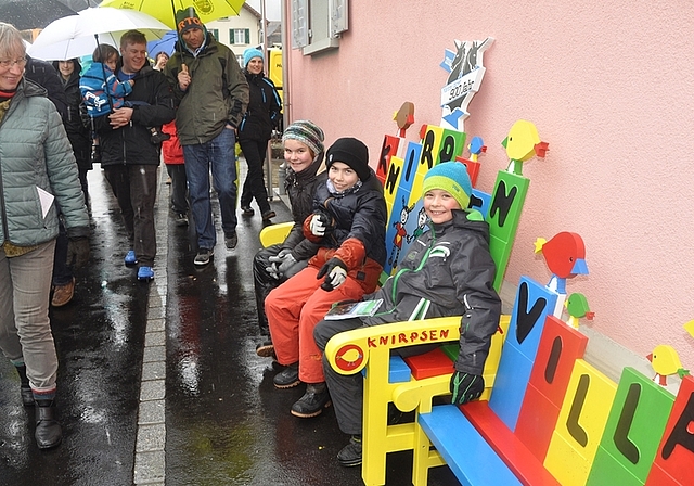 Fantasievolle Bänkli bei der Knirpsen-Villa an der Albisstrasse. (Bilder Werner Schneiter)