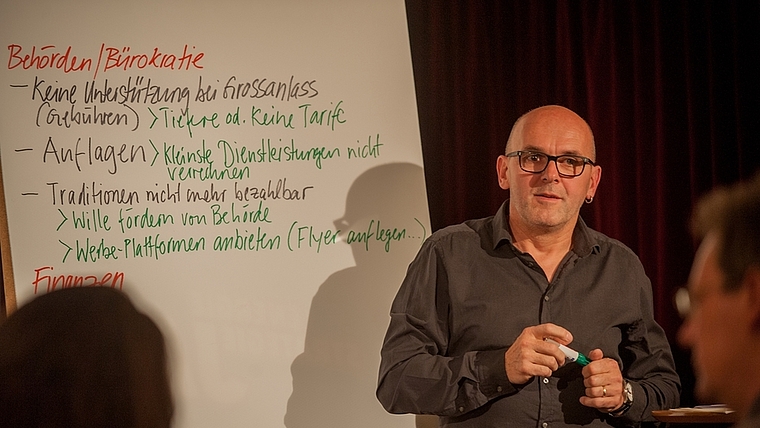 Der EVP-Kantonsrat Daniel Sommer hatte den «Polit-Talk» zum Thema Vereine organisiert und führte durch die engagierte Diskussion über Unterstützung durch die öffentliche Hand sowie ihre Absenz. (Bild Salomon Schneider)