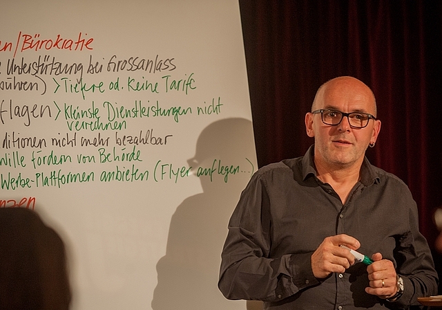 Der EVP-Kantonsrat Daniel Sommer hatte den «Polit-Talk» zum Thema Vereine organisiert und führte durch die engagierte Diskussion über Unterstützung durch die öffentliche Hand sowie ihre Absenz. (Bild Salomon Schneider)
