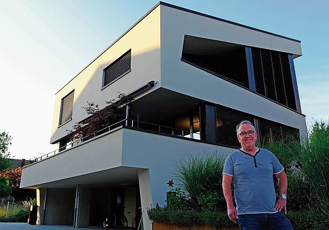 Solarunternehmer Markus Schnider vor seinem Haus, das sich so persönlich wie der eigene Fingerabdruck präsentiert. (Bild Martin Platter)