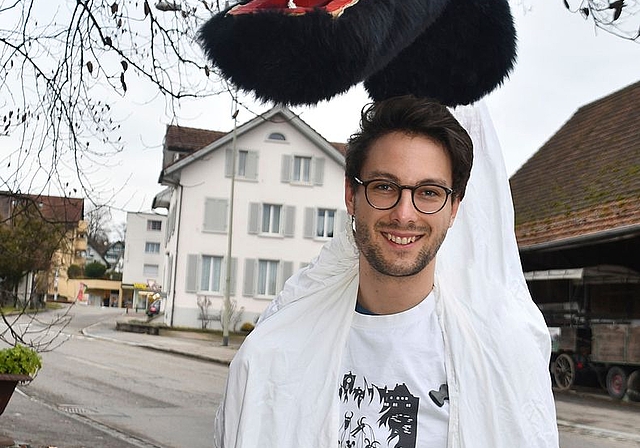 Siro Romano, der neue Spräggele-Obmann, im Schnabelgeissen-Kostüm. (Bild Werner Schneiter)