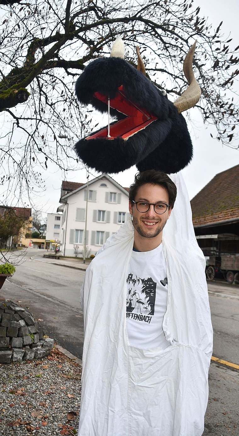 Siro Romano, der neue Spräggele-Obmann, im Schnabelgeissen-Kostüm. (Bild Werner Schneiter)