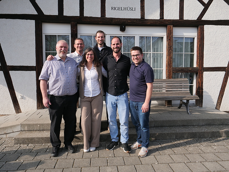 Der frisch gewählte Gemeinderat von Bonstetten (von links) an der Wahlfeier vor dem Rigelhüsli
