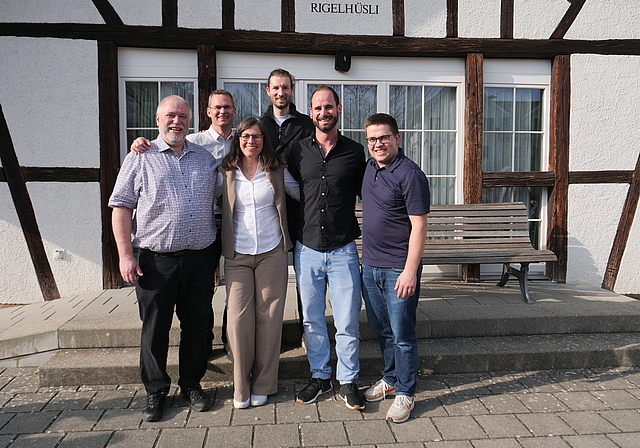 Der frisch gewählte Gemeinderat von Bonstetten (von links) an der Wahlfeier vor dem Rigelhüsli