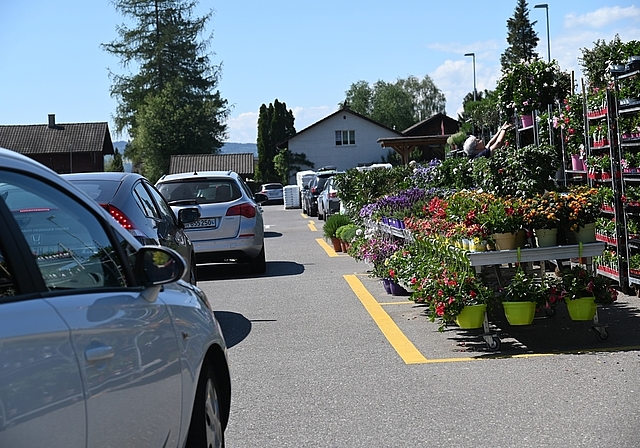 Am Montag vor dem Landimärt in Bickwil: Glückliche Blumenkäufer und lange Autoschlangen. (Bild Martin Mullis)