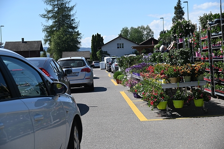 Am Montag vor dem Landimärt in Bickwil: Glückliche Blumenkäufer und lange Autoschlangen. (Bild Martin Mullis)