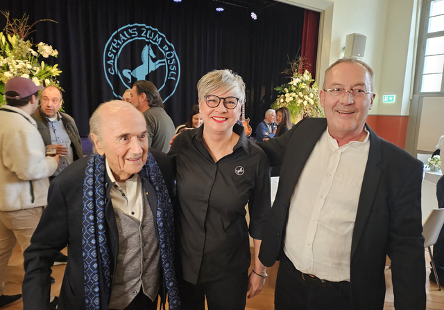 Das neue Pächterpaar Regula Esposito und Fredy Bickel (rechts) mit dem ehemaligen Fifa-Präsidenten Sepp Blatter. (Bild Werner Schneiter)