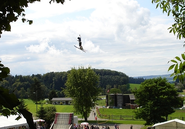 Einmalige Atmosphäre im Mettmenstetter Jumpin: Kampf der Weltbesten in 18 Meter Höhe. (Bild zvg.)
