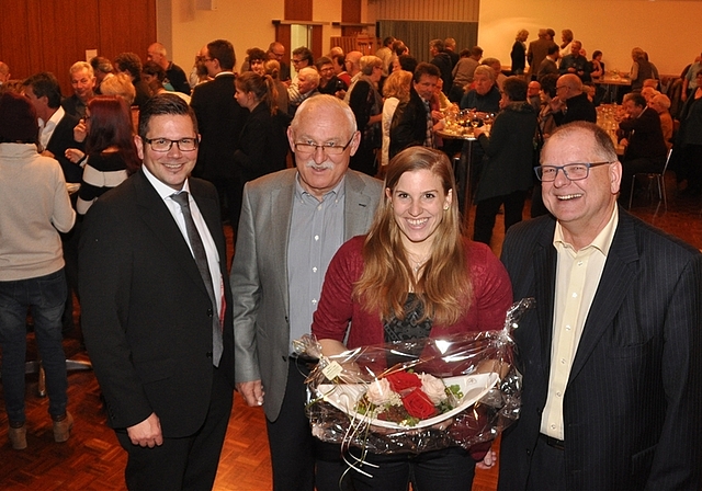 Ehrung der erfolgreichsten Bonstetter Athletin, von links: Der neue Gemeindeschreiber Daniel Nehmer, Gemeindepräsident Bruno Steinemann, Petra Klingler und Gemeinderat Claude Wuillemin.