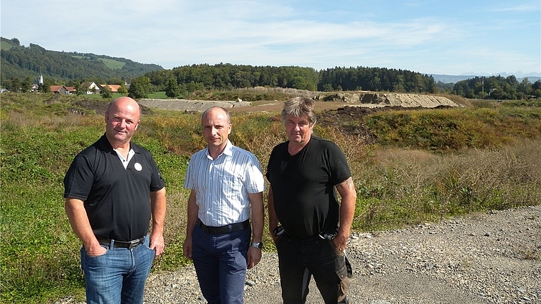 Sie sind erleichtert über das Vorangehen des Projektes. Von links: Peter Schmid, Roberto Molin (Geschäftsführer Peter Schmid Baudienstleistungen AG) und Kari Burkard (Präsident Flurgenossenschaft Hausen). Im Hintergrund die Zwischenlagerung in de