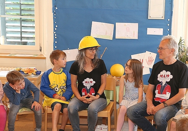 Am 14. Juni hat Ursula Stierli in Zürich demonstriert. Für einen Morgen übernahm Ehemann Bernhard Stierli den Chindsgi.<em> (Bild Mohammed Shahin)</em>