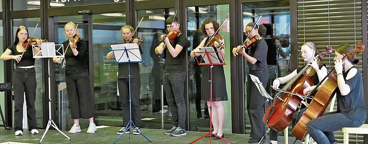 Das Oktett des Jugendorchesters Con Brio spielte auch Weisen, welche die jungen Musikerinnen und Musiker von einer Konzert-Reise nach Schweden mitgebracht hatten. (Bild Regula Zellweger)