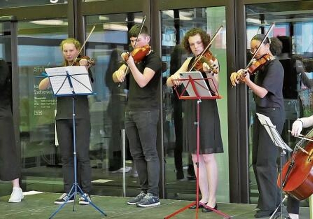 Das Oktett des Jugendorchesters Con Brio spielte auch Weisen, welche die jungen Musikerinnen und Musiker von einer Konzert-Reise nach Schweden mitgebracht hatten. (Bild Regula Zellweger)