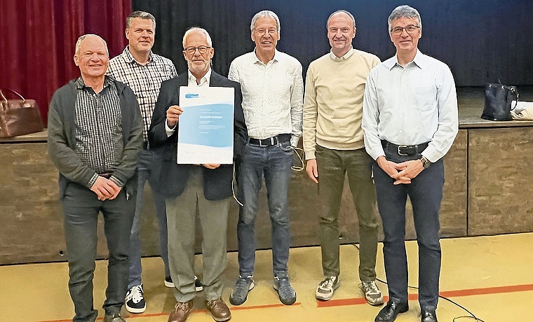 Reihum freudige Gesichter: Heinz Wiher von «Energiestadt» (Dritter von rechts), Ruedi Fornaro, Gemeindepräsident (Dritter von links), Rolf Schilliger, Vorsteher Hochbau & Energie (Zweiter von rechts), und Mitglieder der Energiekommission mit dem e