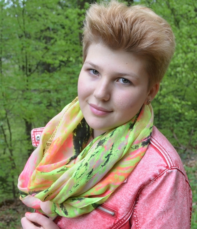 Buntes Outfit, zurückhaltende Art, ausdrucksstarke Stimme – das alles ist Sina Dürst. (Bild zvg.)