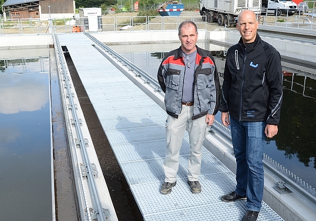 Stellvertretender Klärmeister Pius Frei (links) und Projektleiter Samuel Twerenbold zwischen den neuen Nachklärbecken. (Bild Martin Mullis)