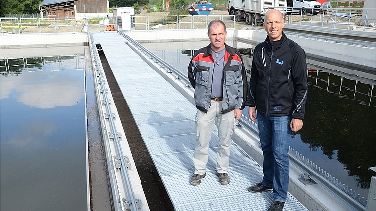 Stellvertretender Klärmeister Pius Frei (links) und Projektleiter Samuel Twerenbold zwischen den neuen Nachklärbecken. (Bild Martin Mullis)
