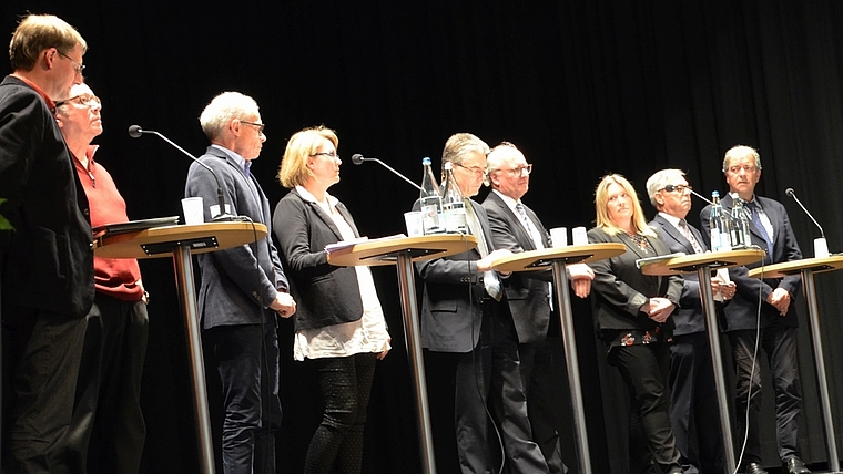 Kandidieren für den Stadtrat Affoltern. Von links: Markus Gasser, Hermann Brütsch, Martin Gallusser, Eliane Studer, Gesprächsleiter Bernhard Schneider, Clemens Grötsch (Präsidium), Claudia Spörri (Schulpräsidium), Markus Meier und Hans Finsler