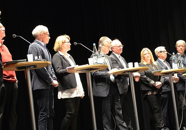 Kandidieren für den Stadtrat Affoltern. Von links: Markus Gasser, Hermann Brütsch, Martin Gallusser, Eliane Studer, Gesprächsleiter Bernhard Schneider, Clemens Grötsch (Präsidium), Claudia Spörri (Schulpräsidium), Markus Meier und Hans Finsler