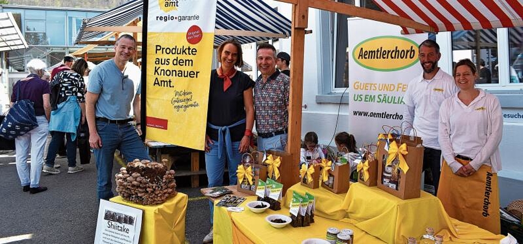 Verantwortliche der Standortförderung bei der neuen regio.garantie-Fahne. Von links: Johannes Bartels, Sabine Weisbrod und Präsident Marcel Strebel. Am Aemtlerchorb-Stand Fabian und Simone Schneebeli aus Obfelden. (Bilder Marianne Voss)