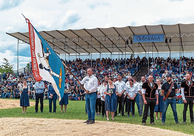 Sie bleibt bis zum nächsten Kantonalschwingfest in Niederweningen 2027 im Säuliamt: OK-Präsident Mirco Kurt mit der Fahne des Zürcher Kantonal-Schwingerverbands. (Bild Daniel Vaia)