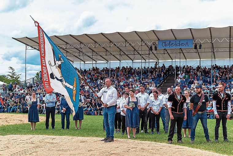 Sie bleibt bis zum nächsten Kantonalschwingfest in Niederweningen 2027 im Säuliamt: OK-Präsident Mirco Kurt mit der Fahne des Zürcher Kantonal-Schwingerverbands. (Bild Daniel Vaia)