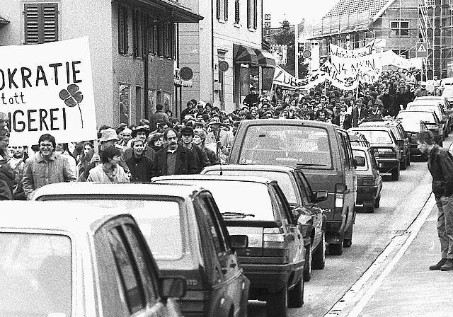 Der Protestzug gegen den Bau der N4 Ende der 1980er-Jahre in Affoltern. (Archivbilder Werner Schneiter)