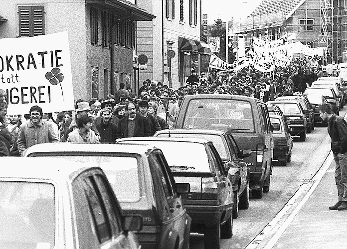 Der Protestzug gegen den Bau der N4 Ende der 1980er-Jahre in Affoltern. (Archivbilder Werner Schneiter) Der Protestzug gegen den Bau der N4 Ende der 1980er-Jahre in Affoltern. (Archivbilder Werner Schneiter)