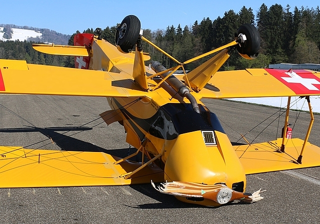 Auf dem Oberflügel gelandet. Der Sachschaden beläuft sich auf mehrere 10000 Franken. (Bild Kapo ZH)
