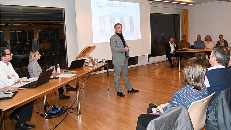 Grosse Aufmerksamkeit für den Präsidenten der Spital-Betriebskommission, Stefan Gyseler. <em>(Bild Martin Mullis)</em>