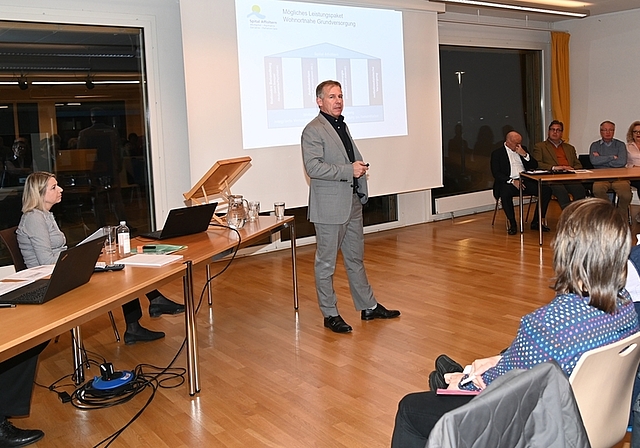 Grosse Aufmerksamkeit für den Präsidenten der Spital-Betriebskommission, Stefan Gyseler. <em>(Bild Martin Mullis)</em>