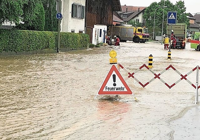Ottenbacherstrasse unter Wasser: In Zwillikon rückte die Feuerwehr am Dienstagvormittag aus. (Bild Thomas Stöckli)
