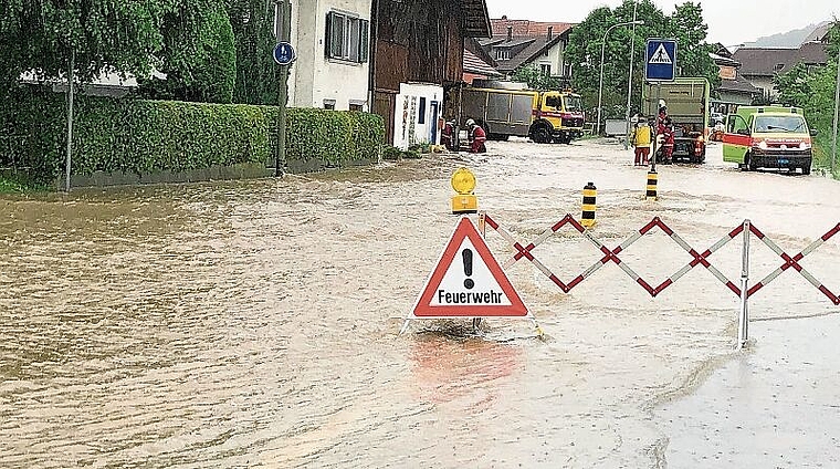 Ottenbacherstrasse unter Wasser: In Zwillikon rückte die Feuerwehr am Dienstagvormittag aus. (Bild Thomas Stöckli)