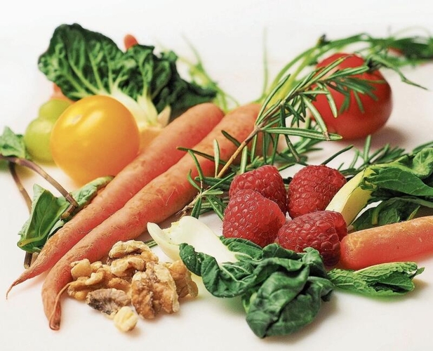 Gemüse und Früchte sind für eine ausgewogene Ernährung essenziell. Doch auch Proteine sind wichtig. Sie sind unter anderem in Nüssen zu finden. (Symbolbild Pixabay)