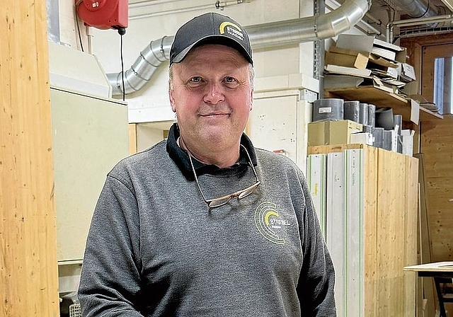 Thomas Strebel, seit 2023 Präsident des Gewerbevereins MKM, in seinem Holzbaubetrieb mit integrierter Architektur in Maschwanden. (Bild Brigitte Reemts Flum)