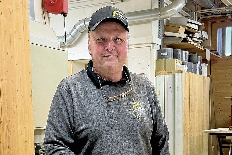 Thomas Strebel, seit 2023 Präsident des Gewerbevereins MKM, in seinem Holzbaubetrieb mit integrierter Architektur in Maschwanden. (Bild Brigitte Reemts Flum)
