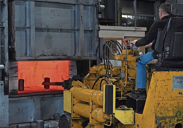 Bevor die Stahlwerkstücke geschmiedet werden können, werden sie im Gasofen mit Luftzufuhr auf rund 1200 Grad Celsius aufgeheizt, bis sie glühen. Dabei entsteht viel Abwärme, die genutzt werden kann.