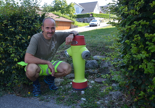 An heissen Tagen wird in Obfelden in den Abendstunden mehr Wasser verbraucht, als nachfliessen kann. Dann schrillen bei Brunnenmeister Res Bachmann die Alarmglocken. <em>(Bild Thomas Stöckli)</em>