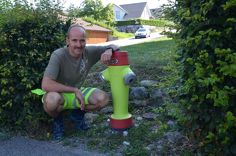 An heissen Tagen wird in Obfelden in den Abendstunden mehr Wasser verbraucht, als nachfliessen kann. Dann schrillen bei Brunnenmeister Res Bachmann die Alarmglocken. <em>(Bild Thomas Stöckli)</em>