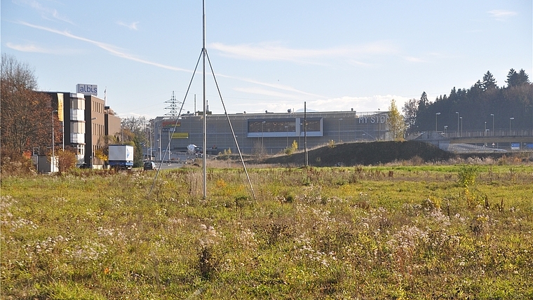 Der «Albis-Park» ist unmittelbar am Autobahnanschluss in Affoltern geplant. Noch offen ist, wann die Baumaschinen auffahren. Für die Bauherrschaft hat sich nach so langer Wartezeit die Marktsituation verändert. (Bild Werner Schneiter)
