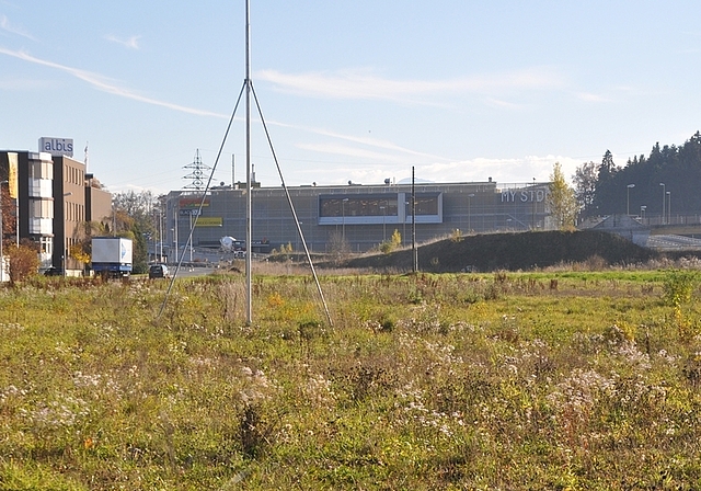 Der «Albis-Park» ist unmittelbar am Autobahnanschluss in Affoltern geplant. Noch offen ist, wann die Baumaschinen auffahren. Für die Bauherrschaft hat sich nach so langer Wartezeit die Marktsituation verändert. (Bild Werner Schneiter)