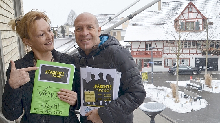 Planen das nächste Strassenfest in Affolterns Begegnungszone: Barbara Roth und Alfi Calabrese. (Bild Thomas Stöckli)
