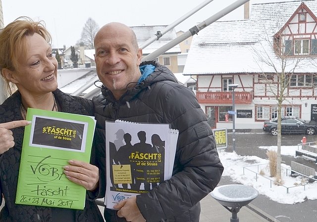 Planen das nächste Strassenfest in Affolterns Begegnungszone: Barbara Roth und Alfi Calabrese. (Bild Thomas Stöckli)