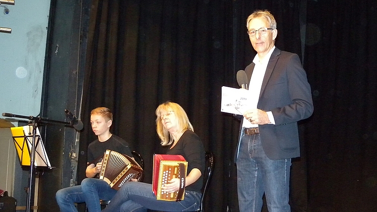 René Kälin, Gemeindepräsident von Mettmenstetten, anlässlich seiner Neujahrsansprache. Neben ihm das Schwyzerörgeli-Duo mit Regina Roman und Cédric Ackermann. <em>(Bild Marianne Voss)</em>