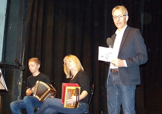 René Kälin, Gemeindepräsident von Mettmenstetten, anlässlich seiner Neujahrsansprache. Neben ihm das Schwyzerörgeli-Duo mit Regina Roman und Cédric Ackermann. <em>(Bild Marianne Voss)</em>