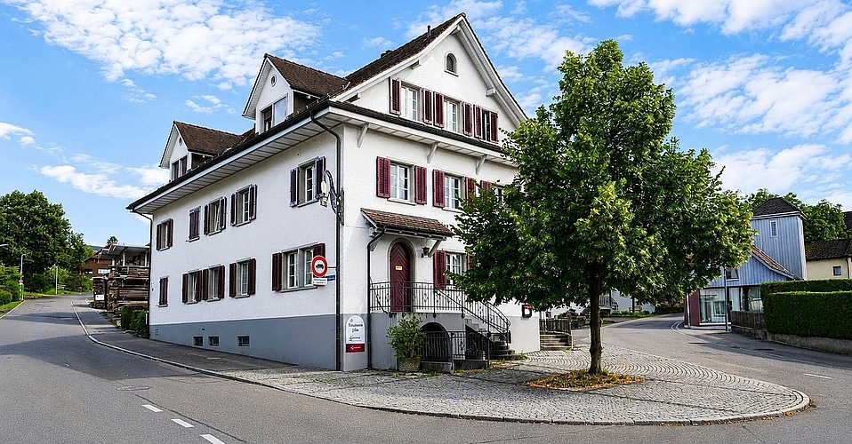 In Bonstetten im Dreieck Birchstrasse – Sagiweg – Aumülistrasse. In Bonstetten im Dreieck Birchstrasse – Sagiweg – Aumülistrasse.