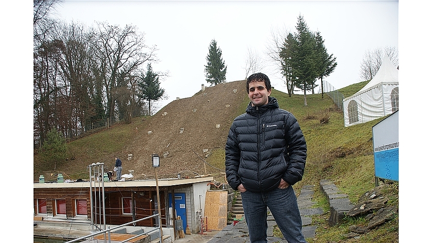 Jumpin-Geschäftsführer Andreas Isoz vor dem kahlen Schanzen-Hang. Auf dem Betriebsgebäude läuft derweil die Flachdach-Sanierung. (Bild Thomas Stöckli) Zivilschützer im Abbruch-Einsatz. Der grosse Kicker wird mit vereinten Kräften «gebodigt». (Bilder zvg.) Holzelemente mussten zersägt und weggeräumt werden. 