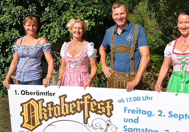Co-Organisator Beat Nägelin mit einem Teil der Barmaids. Von rechts: Chefin Claudia Walser, Beatrice Sommerauer und Irene Janser. (Bild zvg.)