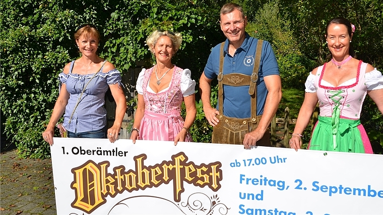 Co-Organisator Beat Nägelin mit einem Teil der Barmaids. Von rechts: Chefin Claudia Walser, Beatrice Sommerauer und Irene Janser. (Bild zvg.)