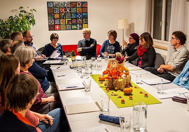 Bei den Sitzungen der Integrationsgruppe Hedingen können dank viel Know-how schnell praktikable Lösungen gefunden werden. (Bild Salomon Schneider)